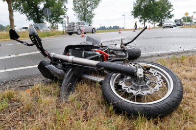 Zusammenstoß in Euba: Motorradfahrer schwer verletzt - 