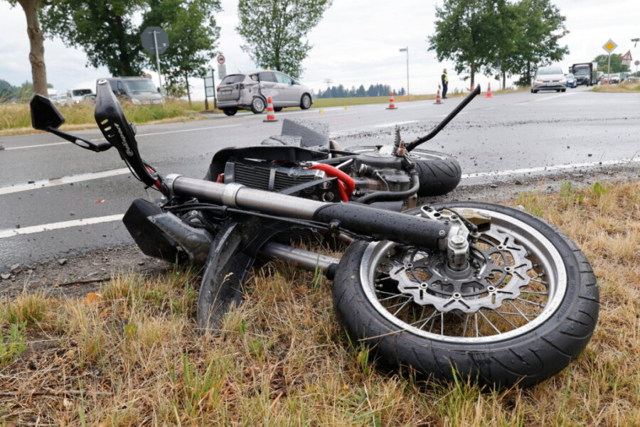Zusammenstoß in Euba: Motorradfahrer schwer verletzt - 