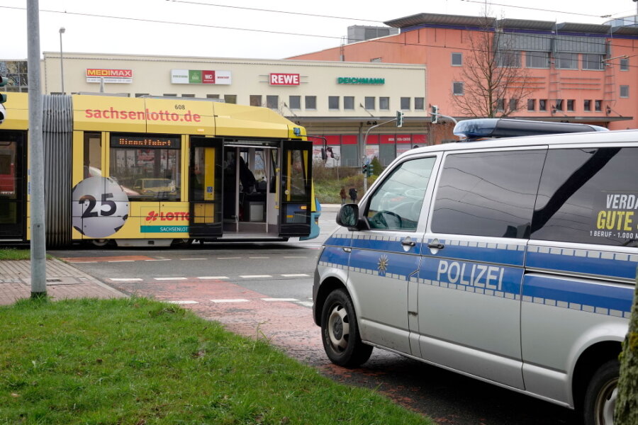 Zusammenstoß mit Straßenbahn: Frau schwer verletzt - 