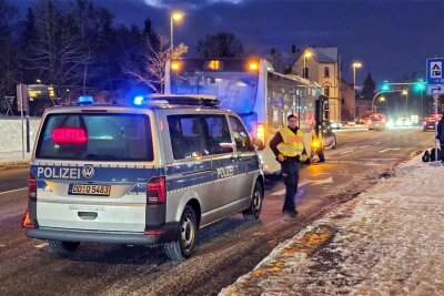 Zusammenstoß zwischen Bus und Pkw in Chemnitz: Insasse schwer verletzt - Bus und Pkw geraten auf der Zwickauer Straße aneinander.