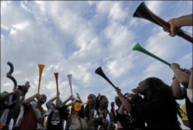 Zuschauerproteste wegen Tröten in Südafrika - ARD und ZDF erhöhen nach zahlreichen Zuschauerbeschwerden über den Lärm der so genannten Vuvuzela-Tröten bei der Fußball-WM den Druck auf die Produktionsfirma HBS. DFB-Präsident Theo Zwanziger hat kein Verständnis für die massive Kritik.