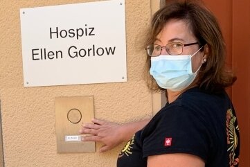 Zuschüsse helfen beim Abbau von Barrieren - Heike Bahndorf von der Physiotherapie Bahndorf & Lehnert läutet an der Eingangstür zum Hospiz "Ellen Gorlow" in Oederan. 