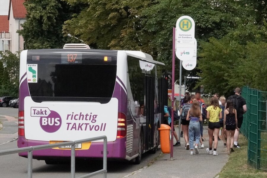 Schüler des Sandberg-Gymnasiums in Wilkau-Haßlau steigen nach dem Unterricht in den Bus. Ihre Eltern erhalten keinen Zuschuss zum neuen Bildungsticket - den gibt es nur für Grundschüler.