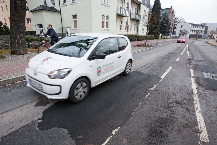 Zustand der Augustusburger Straße in Flöha verschlechtert sich - Die Mitarbeiter der Volkssolidarität müssen jeden Tag über die Buckelpiste direkt vor ihrem Arbeitsplatz fahren.