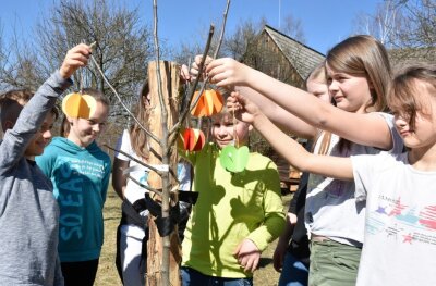 Zuwachs für Streuobstwiese in Eubabrunn: Schüler pflanzen Apfelbäumchen - Schüler pflanzen Apfelbäume im Freilichtmuseum Eubabrunn