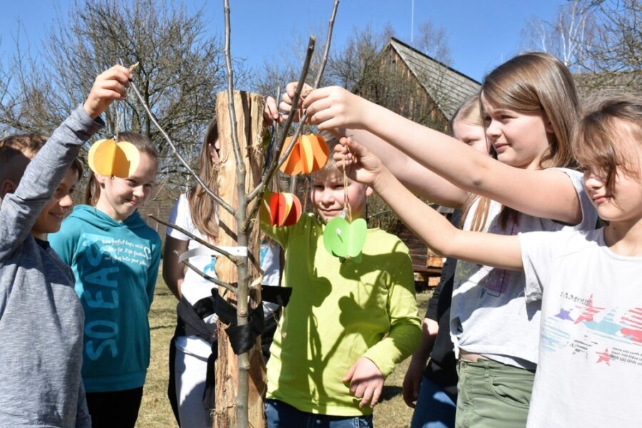 Schüler pflanzen Apfelbäume im Freilichtmuseum Eubabrunn