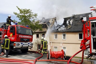 Ein Feuer ist am Dienstagmittag in einer Doppelhaushälfte an der Unteren Annaberger Straße in Zwönitz ausgebrochen. 