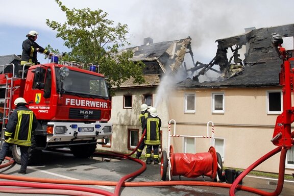Ein Feuer ist am Dienstagmittag in einer Doppelhaushälfte an der Unteren Annaberger Straße in Zwönitz ausgebrochen. 