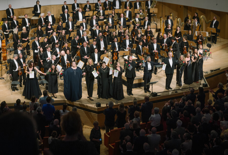 Vehement vom Publikum bejubelt: Das Dresdner "Walküre"-Ensemble nebst Festspielorchester nach netto dreieinhalb Stunden Schwerstarbeit im großen Konzertsaal des Kulturpalastes.  