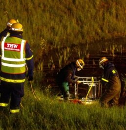 Zwei 19-Jährige sterben bei Unfall - Das THW Reichenbach/Plauen beim Abpumpen des Rückhaltebeckens.