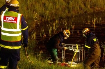 Zwei 19-Jährige sterben bei Unfall - Das THW Reichenbach/Plauen beim Abpumpen des Rückhaltebeckens.