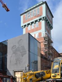 Zwei aus dem Lugau-Oelsnitzer Revier - Mehrere Stunden benötigten die Spezialisten der Firma Geithner Bau, um das Fassadenbild aus Beton am Montag zu montieren.