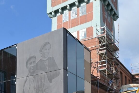 Mehrere Stunden benötigten die Spezialisten der Firma Geithner Bau, um das Fassadenbild aus Beton am Montag zu montieren.