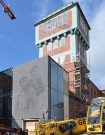 Zwei aus dem Lugau-Oelsnitzer Revier - Mehrere Stunden benötigten die Spezialisten der Firma Geithner Bau, um das Fassadenbild aus Beton am Montag zu montieren.