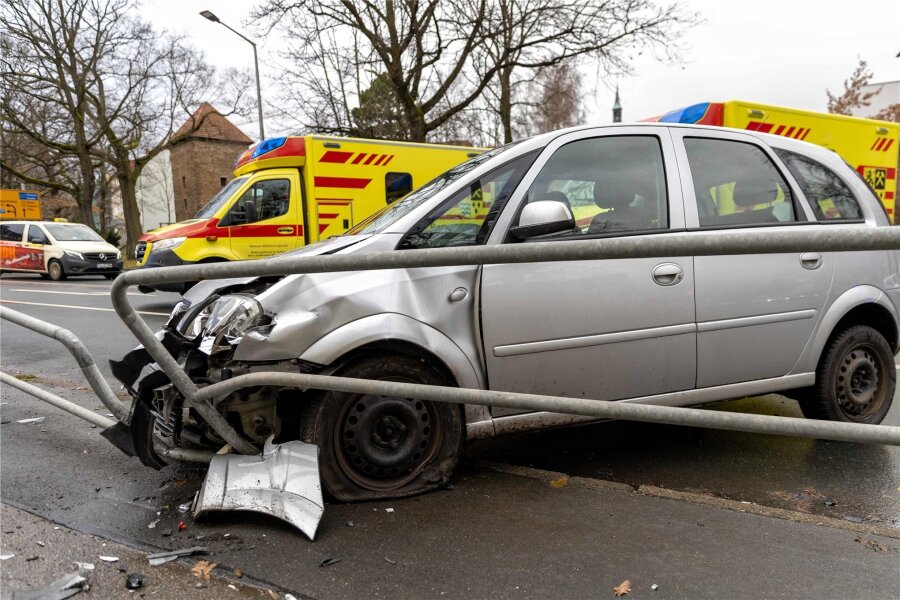 Zwei Autofahrer bei Unfall in Freiberg verletzt - Der Opel stieß nach der Kollision mit einem Ford in ein Geländer.
