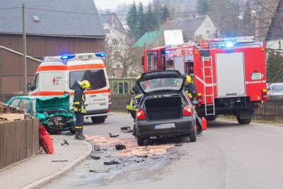 Zwei Autofahrer bei Unfall in Steinbach verletzt - 