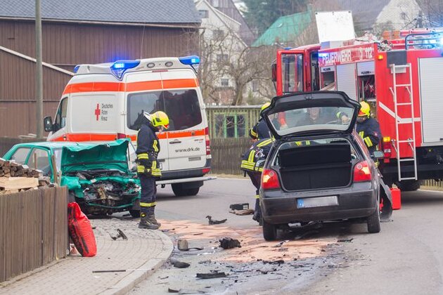 Zwei Autofahrer bei Unfall in Steinbach verletzt - 