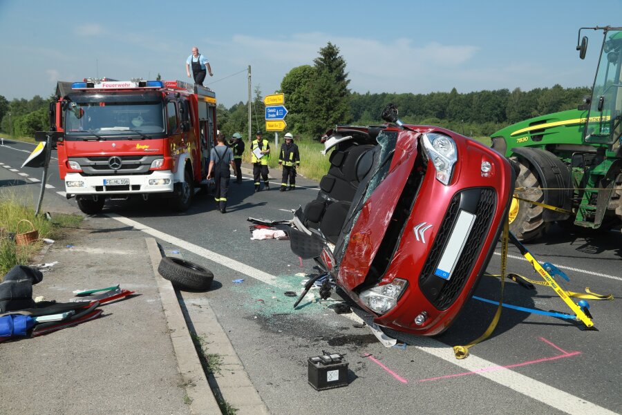 Zwei Autofahrerinnen bei Kollision auf B 101 bei Großvoigtsberg schwer verletzt - 