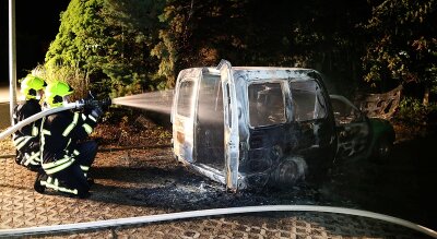 Zwei Autos brennen in Chemnitz: Brandstiftung vermutet - Die Feuerwehr musste in der Nacht zum Donnerstag insgesamt zwei brennende Fahrzeuge in Chemnitz löschen.