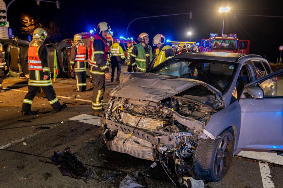 Zwei Autos stoßen in Rebesgrün zusammen: Frau fährt bei Rotlicht über Kreuzung - Großaufgebot dreier Feuerwehren an der Kreuzung Rebesgrün: Da hat es gekracht.