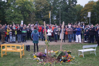 Zwei Bänke und 250 Stimmen gegen rechte Gewalt - Zur Gedenkveranstaltung kamen nicht nur Zwickauer, sondern auch etliche Teilnehmer aus dem Umland.