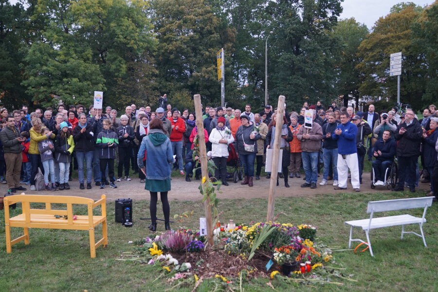Zwei Bänke und 250 Stimmen gegen rechte Gewalt - Zur Gedenkveranstaltung kamen nicht nur Zwickauer, sondern auch etliche Teilnehmer aus dem Umland.