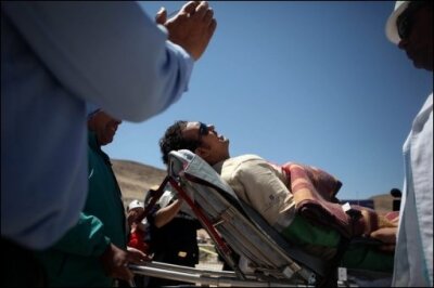Zwei Bergarbeiter müssen Zahn-OP über sich ergehen lassen - Nach fast zehn Wochen unter Tage müssen sich zwei der 33 aus der chilenischen Mine geretteten Bergarbeiter einer Zahn-Operation unterziehen. Viele der Kumpel wurden per Hubschrauber in ein nahes Krankenhaus gebracht.