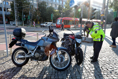 Zwei Biker bei Auffahrunfall an der Brückenstraße verletzt - Nahe des Karl-Marx-Monuments waren am Dienstagfrüh zwei Motorräder in einen Unfall verwickelt.