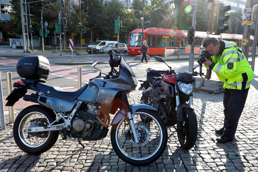 Zwei Biker bei Auffahrunfall an der Brückenstraße verletzt - Nahe des Karl-Marx-Monuments waren am Dienstagfrüh zwei Motorräder in einen Unfall verwickelt.