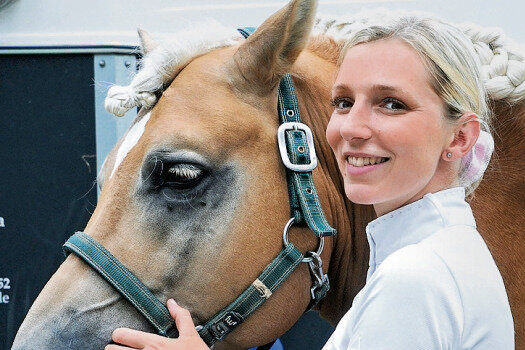 Zwei Blonde werben für Pferderasse - Helen Reichel aus Meura in Thüringen ist mit ihrem Pferd No Mercy nach Limbach-Oberfrohna gefahren. In Meura befindet sich die größte Haflinger-Zucht in Europa.