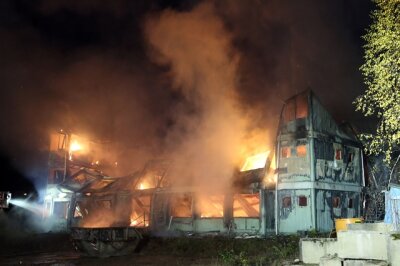 Zwei Brände in möglichen Asylunterkünften - In der Nacht von Freitag zu Samstag brannten in Dippoldiswalde abgestellte Wohncontainer.