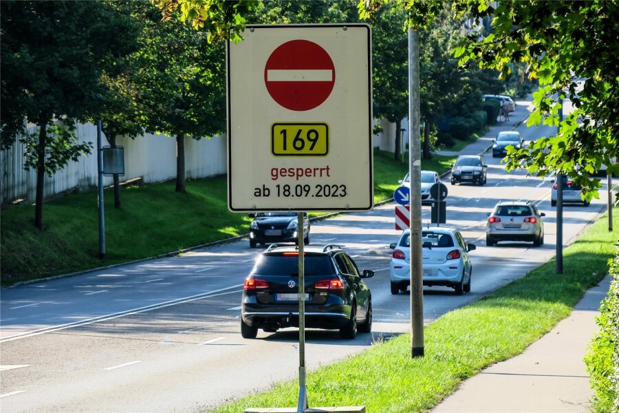 Zwei Bundesstraßen im Erzgebirge gesperrt: Droht ab 18. September ein Verkehrschaos? - Bereits seit einigen Tagen stehen die Schilder in Bad Schlema, die auf die Sperrung der Bundesstraße 169 aufmerksam machen.