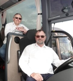 Zwei Busfahrer umrunden 25-mal unfallfrei die Welt - Daniel Wolf (links) und Dietmar Werner fahren für das Kirchberger Busunternehmen Werner. 