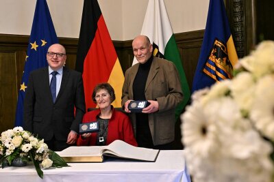 Zwei Chemnitzer mit neuem Preis geehrt - Sven Schulze hat den „Chemnitzer Ehrentaler“ an Christine Esche und Eckart Roßberg übergeben.