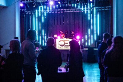 Zwei DJs, 300 Besucher - Penig hat gefeiert - Eine LED-Wand hinter der Bühne war das Highlight des Abends.
