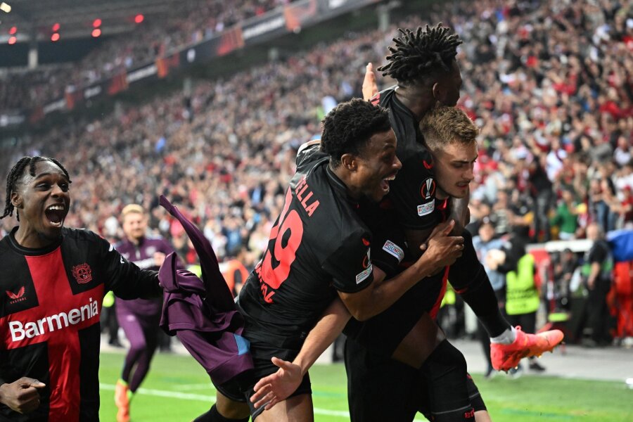 Zwei Elfer und ein Eigentor: Leverkusen nach 2:2 im Finale - Bayer Leverkusen bejubelt das späte Ausgleichstor durch Josip Stanisic (r) zum 2:2.