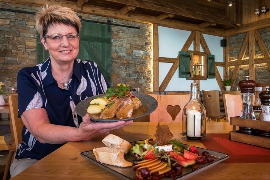 Zwei erzgebirgische Restaurants bei "Mein Lokal, Dein Lokal" dabei - Yvonne Reichelt in ihrem Restaurant "Zum Holzwurm" in Seiffen. Sie serviert zwei Gerichte: gratinierten Ziegenkäse (vorn) und Schweinebraten böhmischer Art mit Kartoffelknödeln und Kraut. 