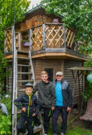 Zwei Etagen für die jüngste Generation - Dietmar Queck und seine Enkel Robin (16) und Jonas (9). Entstanden ist das Baumhaus für Robin vor zehn Jahren. Jetzt ist es das Reich von Jonas, dafür ist für den Größeren von beiden in der unteren Etage eine Werkstatt entstanden, wo er an Mopeds schrauben kann. 