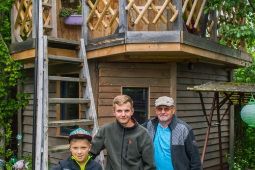 Dietmar Queck und seine Enkel Robin (16) und Jonas (9). Entstanden ist das Baumhaus für Robin vor zehn Jahren. Jetzt ist es das Reich von Jonas, dafür ist für den Größeren von beiden in der unteren Etage eine Werkstatt entstanden, wo er an Mopeds schrauben kann. 