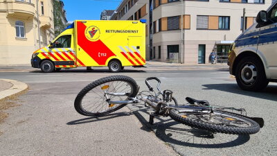 Zwei Fahrradfahrer in Zwickau schwer verletzt - Ein Fahrradfahrer wurde bei einem Unfall in Zwickau schwer verletzt