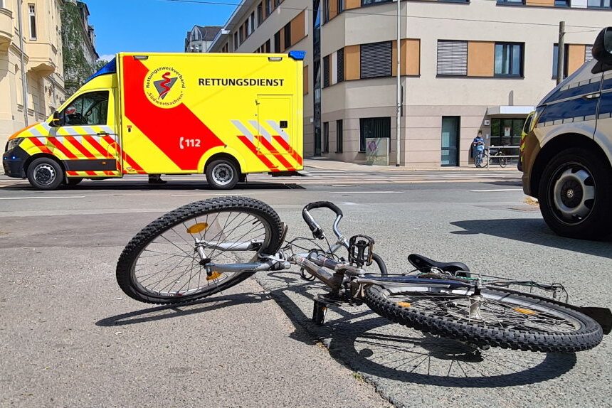 Ein Fahrradfahrer wurde bei einem Unfall in Zwickau schwer verletzt