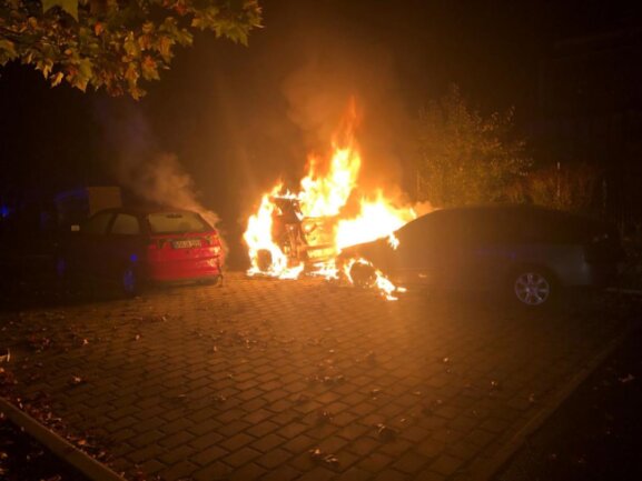 Zwei Fahrzeuge auf Parkplatz in Werdau abgebrannt - 