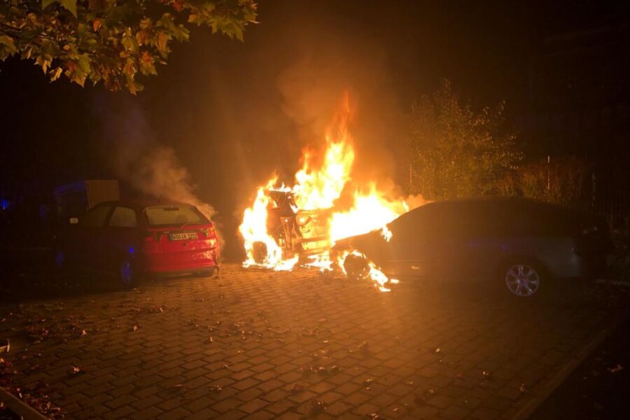 Zwei Fahrzeuge auf Parkplatz in Werdau abgebrannt - 
