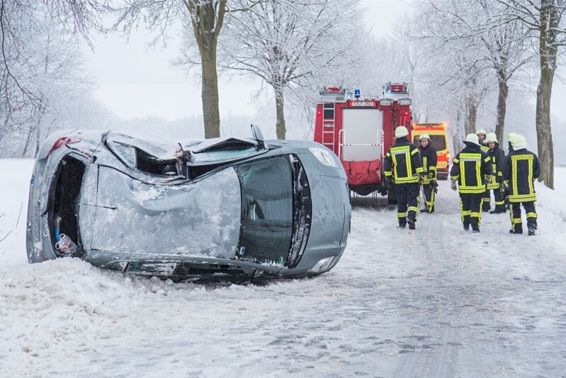 Zwei Fahrzeuge gegen Bäume geprallt - vier Verletzte - Gegen Baum gefahren - Toyota-Fahrer in Zwönitz in Fahrzeug eingeklemmt