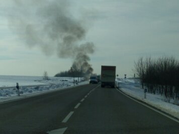Zwei Fahrzeuge in Brand - Stau auf Auer Autobahnzubringer - 