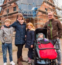 Zwei Familien hoffen auf Unterstützung - Familie Wohlgemuth - von links: Aaron, Romy, Rahel, Deborah und David - auf der Hausbaustelle. Für die Mehrkosten, die wegen der notwendigen Barrierefreiheit anfallen, benötigen sie Unterstützung. 