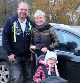 Zwei Familien hoffen auf Unterstützung - Anja und Stefan Merten mit Lilly. Um Roll- und Therapiestuhl sowie weitere Hilfsmittel für ihre Tochter mitnehmen oder sie im Rollstuhl transportieren zu können, ist ihr Auto zu klein. 