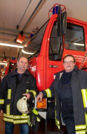 Zwei Feuerwehrmänner und ein seltenes Jubiläum - Stephan Neumann (l.) und Frank Weber feiern ein seltenes Jubiläum. Sie sind 50 Jahre in der Feuerwehr und immer noch aktiv. 