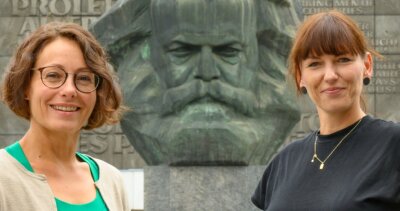 Zwei Frauen an der Spitze - Zwei Frauen und ein Mann: Susanne Kiwitter (links) und Denise Märkisch leiten ab sofort die Lokalredaktion Chemnitz. Dem kritischen Blick von Karl Marx werden sie demnächst also öfter begegnen. An dem kommt in Chemnitz keiner vorbei.
