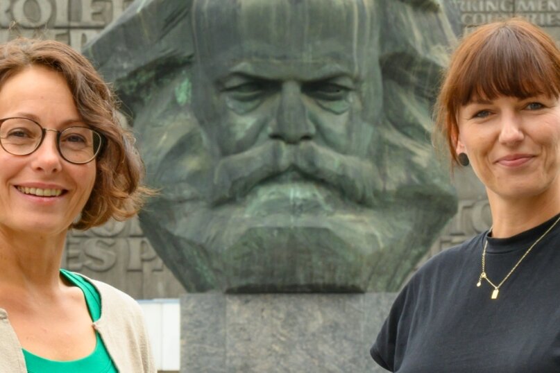 Zwei Frauen und ein Mann: Susanne Kiwitter (links) und Denise Märkisch leiten ab sofort die Lokalredaktion Chemnitz. Dem kritischen Blick von Karl Marx werden sie demnächst also öfter begegnen. An dem kommt in Chemnitz keiner vorbei.